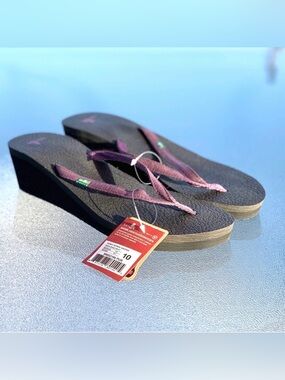 Sanuk Yoga Spree Purple and Silver Thin Strap Wedge Sandals ~ Women's 10
